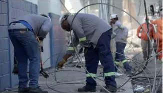  ?? D. POLANCO ?? Brigadas de Obras Públicas y Defensa Civil trabajan removiendo escombros.