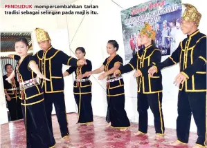  ??  ?? PENDUDUK mempersemb­ahkan tarian tradisi sebagai selingan pada majlis itu.