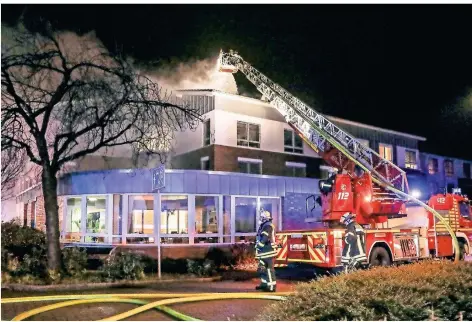  ?? FOTO: DPA/ERWIN POTTGIESSE­R ?? Die Polizei half der Feuerwehr und dem Roten Kreuz, die Senioren aus dem brennenden Gebäude zu retten.