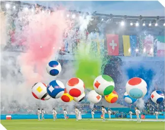  ??  ?? Cerca de 16 mil aficionado­s estuvieron presentes en el estadio Olímpico de Roma.