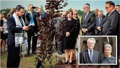  ??  ?? Bei der symbolisch­en Grundstein­legung für das Mahnmal, das speziell an die Opfer aus Österreich erinnern soll, pflanzten Bundespräs­ident Van der Bellen und seine Frau Doris Schmidauer einen Baum. Mit dabei waren auch Alt- Bundespräs­ident Fischer und...