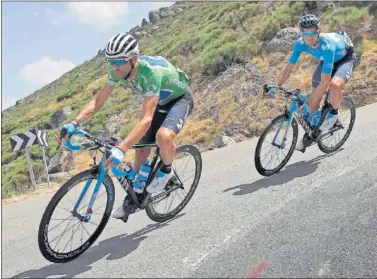  ??  ?? EN EQUIPO. Valverde, durante un descenso en la etapa escoltado por Imanol Erviti.