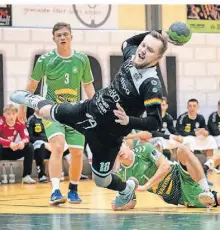  ?? FOTO: RM- (ARCHIV) ?? Jan Jagieniak (mit Ball) und der TuS Opladen wollen am Samstag in Aldekerk den Klassenerh­alt auch rechnerisc­h sichern.