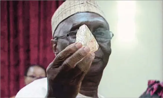  ??  ?? 709 quilates. El ministro de Minas y Recursos Minerales de Sierra Leona muestra el enorme diamante encontrado por el pastor Emmanuel Momoh