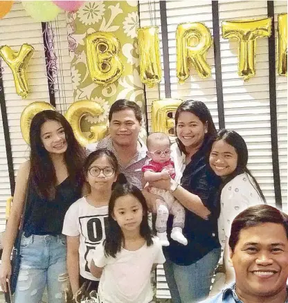  ??  ?? Ogie Diaz and wife Georgette with their five children ages 16, 13, 9, 7 and the youngest born on Feb. 9, 2017: ‘Ang mga fans ko,’ Ogie wrote at the book’s dedication, ‘ang aking mag-iina.’