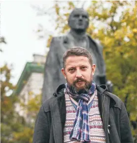  ??  ?? Bartek Miernik przed pomnikiem Romana Dmowskiego na pl. Na Rozdrożu