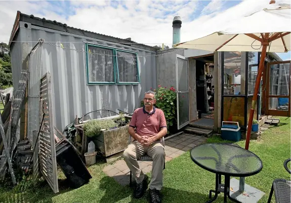  ?? NIKKI MACDONALD/STUFF ?? Greg Fahey is the last resident in Matata¯’s red zone, and is adamant this will not be his last Christmas at his container home.