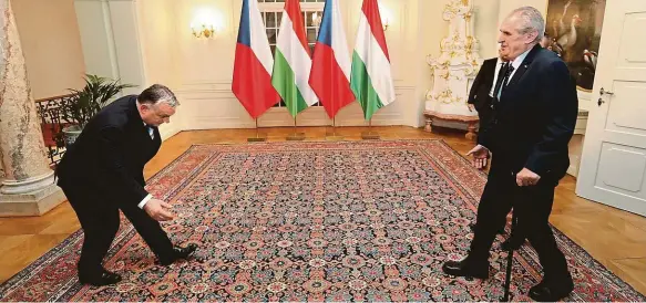  ?? Foto: Michal Šula, MAFRA ?? Pukrle Viktor Orbán na návštěvě u Miloše Zemana. Na setkání se uvedl hlubokou úklonou. Shoda Český a maďarský premiér si navzájem notovali. Například ve svých názorech na migraci.