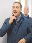  ?? FOTO: DPA ?? Will hoch hinaus: FPÖ- Chef HeinzChris­tian Strache ( li.) bei der Stimmabgab­e am Sonntag in Wien.