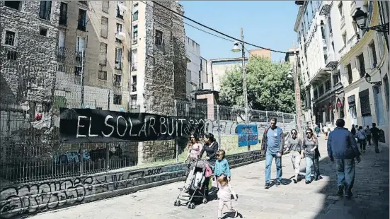  ?? CRISTINA GALLEGO ?? Fa molt de temps que es reivindica que el solar s’urbanitzi; a la meitat esquerra es veu la muralla, base de la paret dels edificis