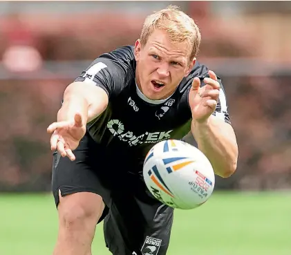  ?? PHOTOSPORT ?? Slade Griffin gets a pass away during training with the Kiwis in Denver this week. He described his selection as ‘‘just a buzz’’.