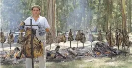  ??  ?? Ritual salvaje y refinado. “Todo sobre el asado”, el documental de Gastón Duprat y Mariano Cohn.