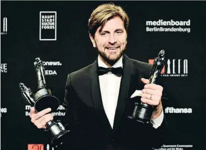  ?? TOBIAS SCHWARZ / AFP ?? Ruben Östlund amb tres dels premis aconseguit­s ahir per la seva pel·lícula The square