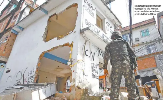  ?? SEVERINO SILVA ?? Militares do Exército fizeram operação na Vila Joaniza, onde bandidos destruíram posto da Polícia Militar