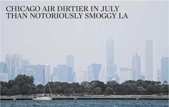  ?? JOSE M. OSORIO/CHICAGO TRIBUNE ?? With baked exhaust from automobile tailpipes, diesel engines and factory smokestack­s among the contributi­ng factors, smog rises over downtown Chicago on Thursday.