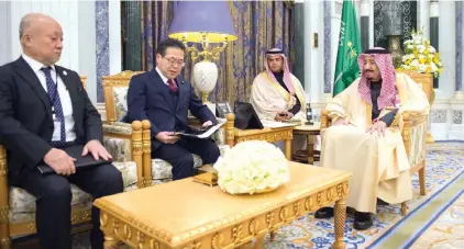  ??  ?? King Salman receives Japanese Minister of Economy, Trade, Industry and Energy Hiroshige Seko at Al-Yamama Palace in Riyadh on Sunday. They discussed ways to boost bilateral ties and to achieve the goals set by the Saudi-Japanese Vision 2030. (SPA)