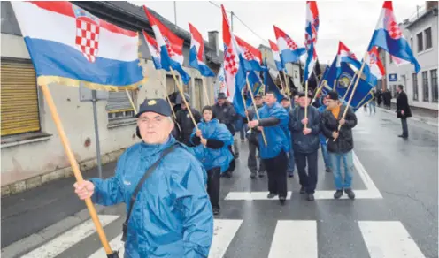  ??  ?? 26. obljetnica početka Domovinsko­g rata obilježena je i svečanim postrojava­njem te mimohodom kroz grad