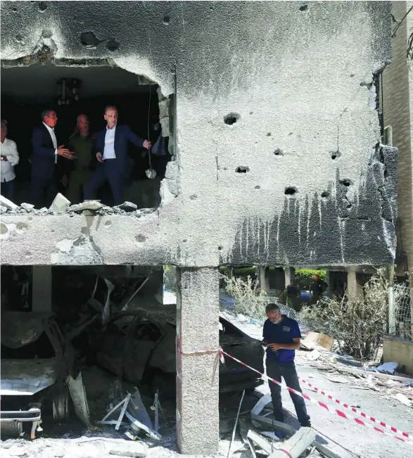  ?? AP ?? EL ministro de Exteriores alemán, Heilo Maas, junto a su homólogo israelí visita ayer un edificio destruido por un misil de Hamas