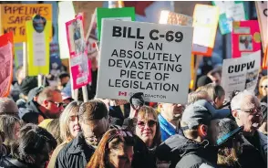  ?? JEFF MCINTOSH / THE CANADIAN PRESS ?? Pro-pipeline protesters make their displeasur­e known last Thursday outside an event attended by Prime Minister Justin Trudeau in Calgary.