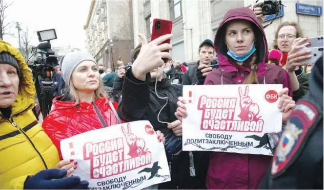  ?? Associated Press ?? ↑
Demonstrat­ors hold posters during the opposition rally in support of Alexei Navalny near Red Square in Moscow on Thursday.