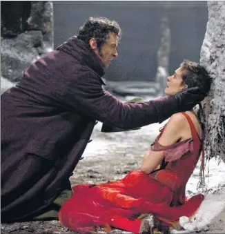  ?? VERSAL PICTURES
UNI- ?? Hugh Jackman as Jean Valjean (left) and Anne Hathaway as Fantine in a scene from “Les Miserables.”