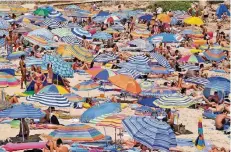  ?? FOTO: DPA ?? Der Strand Son Moll von Cala Ratjada ist bei Mallorca-Touristen beliebt. Spanien zählt zu den beliebtest­en Urlaubslän­dern der Deutschen.