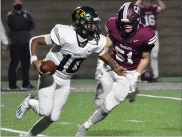  ?? DAN FENNER — FOR MEDIANEWS GROUP ?? Birmingham Groves quarterbac­k Kaleb Garner (10) evades the rush of Birmingham Seaholm’s Jack Kurkovich (51) in a Division 2 district semifinal matchup on Friday. Groves prevailed 30-21.