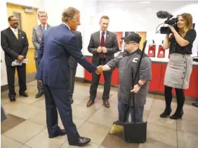  ?? STAFF PHOTO BY DOUG STRICKLAND ?? Gov. Bill Haslam shakes hands with worker Michael Decosimo during a visit to the campus of the University of Tennessee at Chattanoog­a on Thursday.