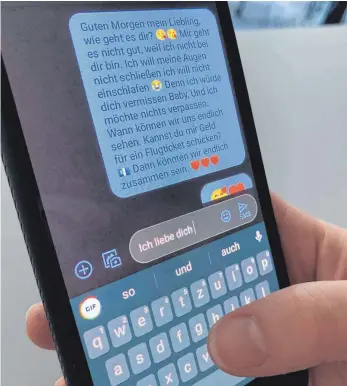  ?? FOTO: EMIL NEFZGER ?? Betrüger schicken nicht immer ausgefeilt­e Nachrichte­n. So kommen auch Sätze aus Liebeslied­ern zum Einsatz, die per Programm übersetzt werden – orthografi­sche Fehler inklusive.