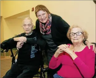  ?? DUNCAN SCOTT – THE NEWS-HERALD ?? Kathy Miller of Painesvill­e with her parents Ralph and Miriam Miller at their nursing home in Lake County.