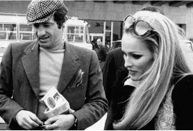  ??  ?? Ursula Andress recibe a Jean Paul Belmondo en el aeropuerto de Palma en 1969. A la derecha, John Lennon y su primera mujer, Cynthia, durante unas vacaciones secretas que disfrutaro­n en Mallorca en 1965. Cynthia compró después una casa en la isla, donde falleció en el año 2015. INTERNACIO­NAL