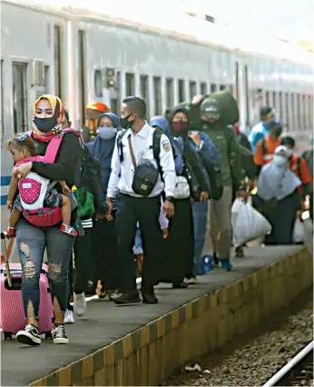  ?? AHMAD KHUSAINI/ JAWA POS ?? MANFAATKAN LIBUR: Lonjakan jumlah penumpang kereta api terlihat di Stasiun Pasar Turi kemarin (20/8).