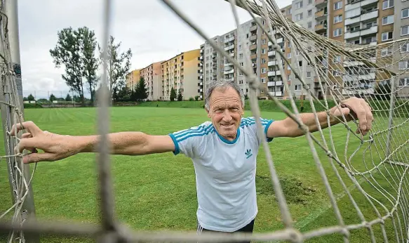  ?? Foto: Stanislav Heloňa, MAFRA ?? Hřiště mezi paneláky Na olomouckém sídlišti Jiří Vít i v sedmdesáti cepuje divizní brankáře.