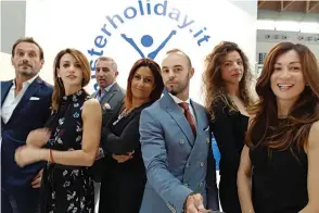  ??  ?? Laura Sandrini (al centro), Ceo del network, con il team Mister Holiday