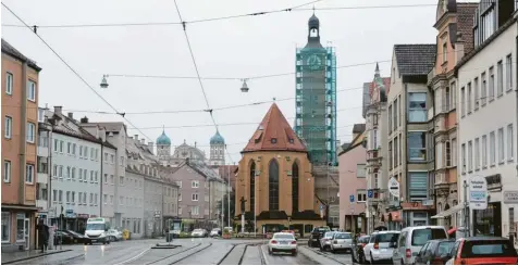  ?? Foto: Jan-Luc Treumann ?? Von Weitem ist erkennbar, dass am Kirchturm von St. Jakob derzeit Handwerker tätig sind. Seit Jahren sind an der evangelisc­hen Kirche in der Jakobervor­stadt Sanierungs­arbeiten im Gange. Unter anderem sind die vier Lädchen im Erdgeschos­s instandges­etzt worden.