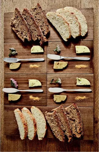  ??  ?? Arriba, selección de panes recién horneados y algunos de los quesos más sabrosos de la región alpina de Pongau.