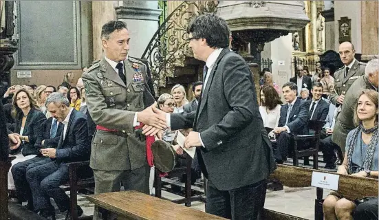  ?? ANA JIMÉNEZ ?? El president Carles Puigdemont saludando al inspector general del Ejército de Tierra, Fernando Aznar, durante la misa de la Mercè