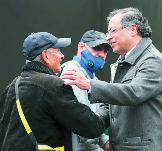  ?? REUTERS ?? El izquierdis­ta Gustavo Petro saluda a un simpatizan­te al acudir ayer a depositar su voto en Bogotá