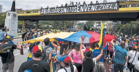  ??  ?? MANIFESTAC­IONES. La oposición convocó a una nueva protesta masiva este lunes para presionar al mandatario venezolano.