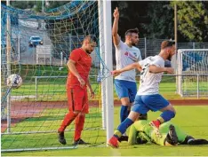  ?? Foto: Karl Aumiller ?? Adonis Isufi (rechts) hat TGL Keeper Manuel Breskott (am Boden) zur 1:0 Führung für Dillingen überwunden. Im Hintergrun­d scheint derweil Furkan Akaydin schon mal anzuzeigen, wohin die Reise für die SSV in dieser Saison gehen soll: wieder hinauf in die...