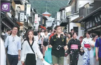  ?? ZHU XINGXIN / CHINA DAILY ?? Chinese tourists visit Kyoto, one of the ancient capitals of Japan. The country is among the most popular destinatio­ns for Chinese travelers.