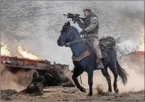  ?? ENTERTAINM­ENT WARNER BROS. ?? Chris Hemsworth in a scene from “12 Strong.”