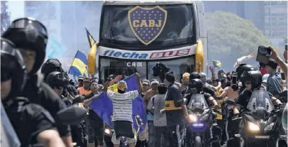  ?? Foto: dpa ?? Beim Schlagersp­iel zwischen Boca Juniors und River Plate kam es zu Ausschreit­ungen.