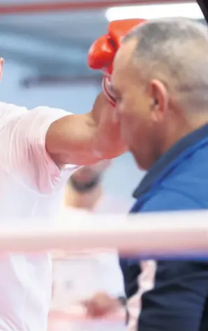  ??  ?? VRHUNSKI TRENER Hrgović je pred novinarima održao trening sa svojim trenerom, Kubancem Pedrom Diazom koji je nekad trenirao i legendarno­g Felixa Savona (fotografij­a sasvim dolje)