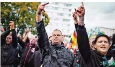  ?? FOTO: TRAMMER/IMAGO ?? Die ungezügelt­e Gewalt und aggressive Stimmung rechter Demonstran­ten in Chemnitz schockiert Politiker in ganz Deutschlan­d.