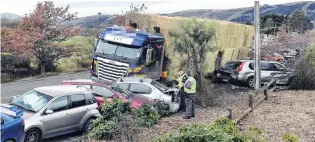  ?? PHOTO: STEPHEN JAQUIERY ?? Damage . . . Nine cars were damaged when a truck slammed into them at Momona.