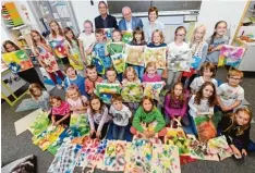  ?? Foto: Andreas Brücken ?? 125 Stoffbeute­l, die die Schüler gestaltet haben, sind nicht nur bunte Hingucker. Sie helfen Krebspatie­nten auch während des Klinikaufe­nthalts.