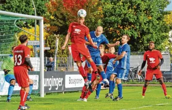  ?? Foto: Karl Aumiller ?? Höchstädts Sebastian Wanek, der selbst zwei Treffer erzielte, klärt hier per Kopfball vor den Holzheimer­n Pascal Petermann und Daniel Scheider. Nach 90 Minuten stand zwischen beiden Teams ein 3:3-Remis fest.