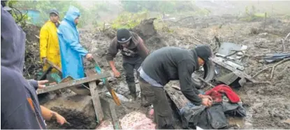  ?? ALBERT MARÍN ?? Familiares y vecinos buscaban los cuerpos entre los escombros.