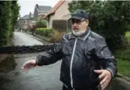  ?? FOTO SVEN DILLEN ?? Woensdagoc­htend bleef Moelingen nog gespaard van het water, al had Albert Plusquin al door dat het maar een kwestie van tijd was.